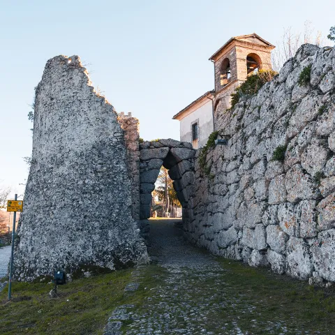 Mura poligonali e arco a sesto acuto